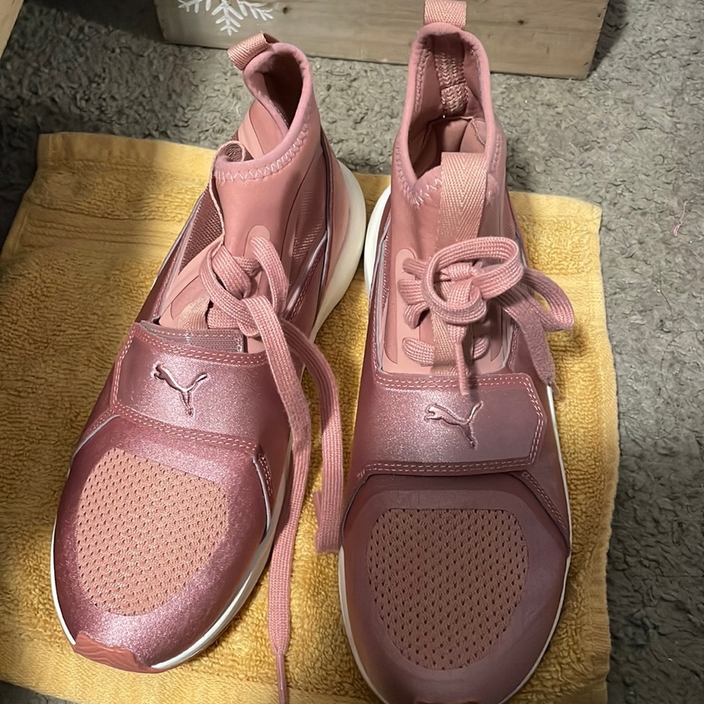Like new puma sneakers 💗